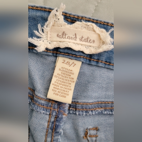 Altar'd State Cropped Jeans size 28/7 - Picture 3 of 3